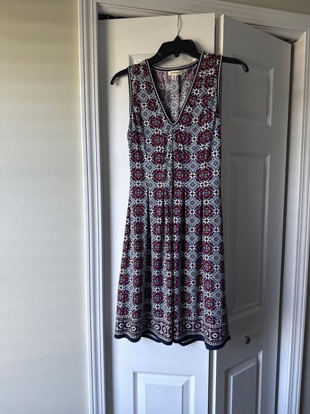 Sleeveless V-Neck Midi Dress in Burgundy and Navy